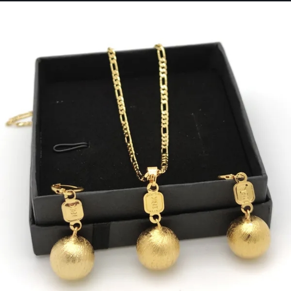 Elegant 18 K Plated Gold Necklace and Earring Set